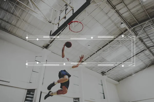 Hombre jugando baloncesto —  Fotos de Stock