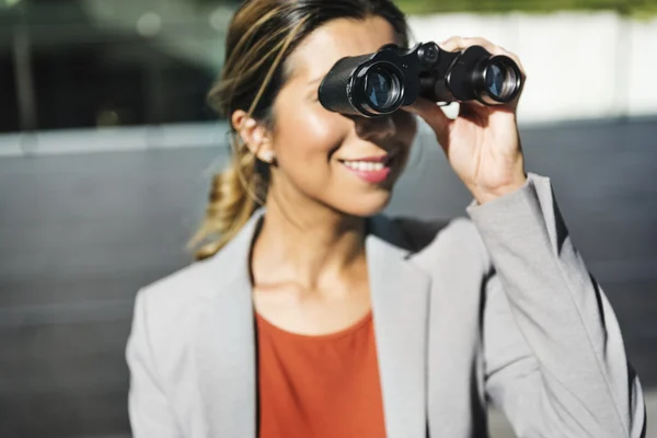 Obchodní žena vzhled v dalekohledu — Stock fotografie