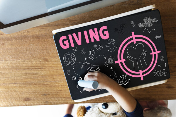 Рисунок девушки на доске