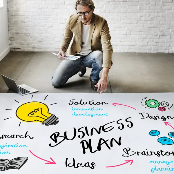 Zakenman werken met Business Plan — Stockfoto