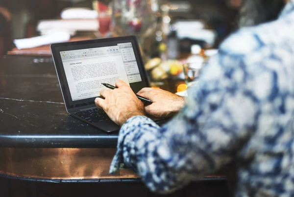 Homem trabalhando com laptop no café — Fotografia de Stock