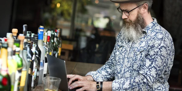 Hipster erwachsener Mann mit Hut — Stockfoto