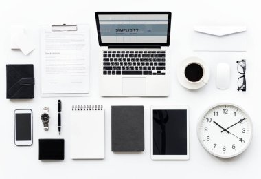 Ofis kırtasiyesine sahip bilgisayar laptopu beyaz üzerine izole edildi