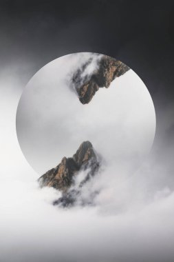 Misty Julian Alps 'in yuvarlak rozeti zirvede