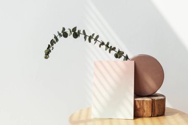 Beyaz duvarda soluk, boş bir kart var.