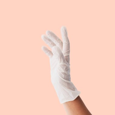 El, koronavirüs kirlenmesini önlemek için beyaz lateks eldiven giyiyor.
