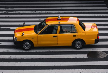 Şehirde sarı bir taksi.