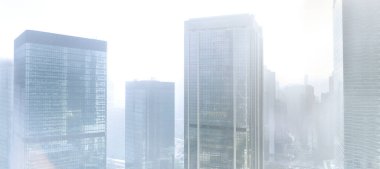 Şehirdeki puslu yüksek binalar