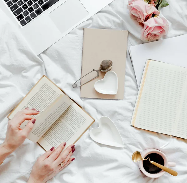 Mujer Leyendo Una Novela Cama Domingo Por Tarde — Foto de Stock