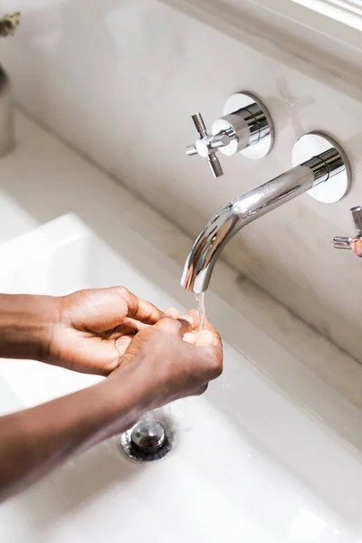 Mulher Negra Lavando Mãos — Fotografia de Stock