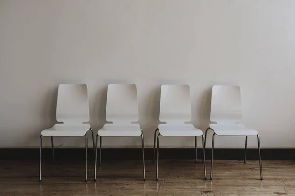 Quatro Cadeiras Brancas Vazias Quarto — Fotografia de Stock