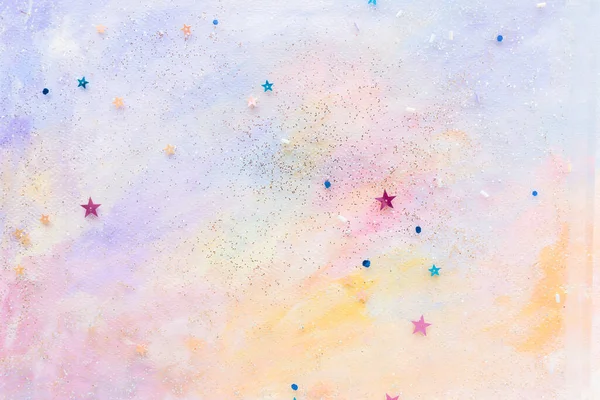 カラフルな抽象的なパステル水彩の背景に輝く星のコンフェッティ — ストック写真