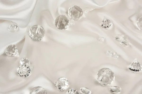 Dekorative Klare Diamanten Auf Weißem Texturiertem Hintergrund — Stockfoto