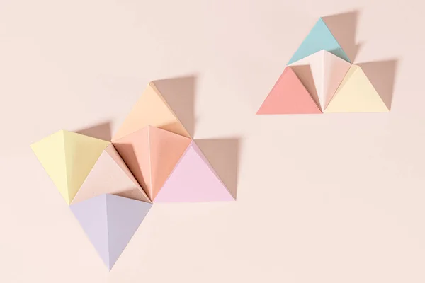 Pastelová Pyramida Papírové Řemeslo Růžovém Pozadí — Stock fotografie