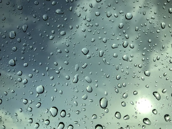 Gotas Chuva Uma Janela Com Céu Azul — Fotografia de Stock