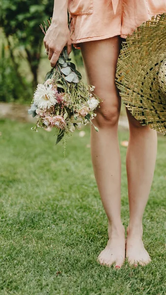 Vrouw Een Oranje Jumpsuit Met Een Boeket Bloemen — Stockfoto