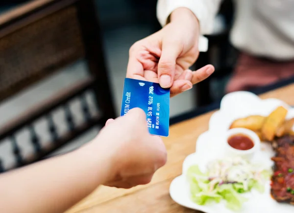Mulher Que Paga Almoço Com Cartão Crédito Restaurante — Fotografia de Stock