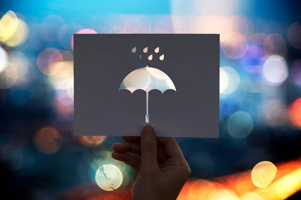 雨季穿孔纸伞 — 图库照片