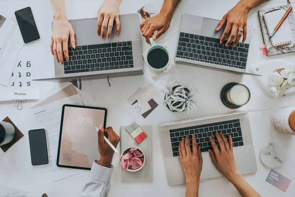 Geschäftsfrauen Nutzen Digitale Geräte Bei Der Arbeit — Stockfoto