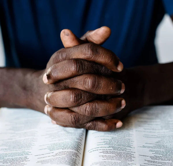 Africké Americké Mužské Ruce Spočívají Otevřené Bibli — Stock fotografie