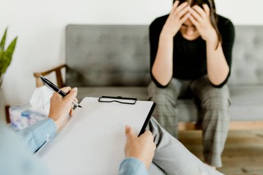 Bir terapistle hasta görüşmesi.