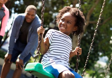 Afrikalı çocuk eğleniyor