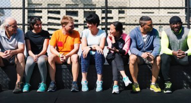 Çeşitli sporcular bir arada oturuyorlar.