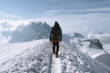 Fransa 'da Chamonix Alplerine giden bir yürüyüşçü.