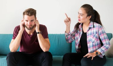 mutsuz çift tartışıyor