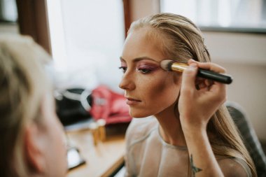 Model Başlarken onu makyaj yapılır