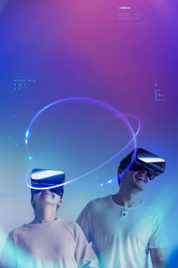 Mutlu çift VR kulaklığın keyfini çıkarıyor.
