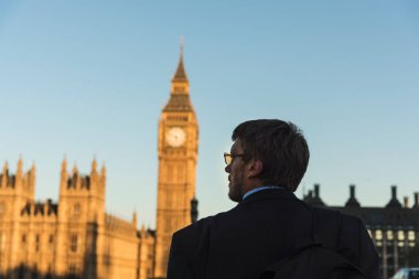Londra 'daki iş adamı mesafeye bakıyor