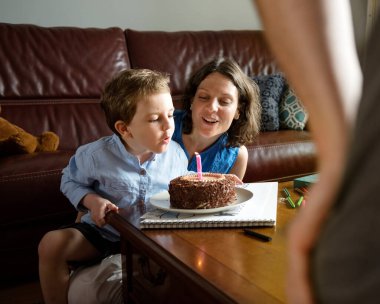 Çocuk bir pasta ile onun Doğum günü kutluyor