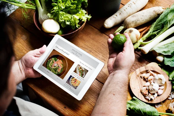 Mutfakta Elinde Taze Bir Bergamot Tutan Sağlıklı Yemek Tarifi Okuyan — Stok fotoğraf