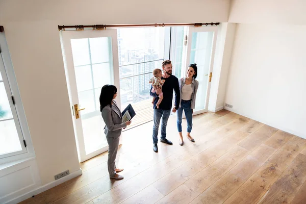 Familj Köper Nytt Hus — Stockfoto