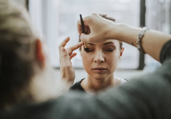 Makeup Artist Tillämpa Ögonskugga Modell — Stockfoto