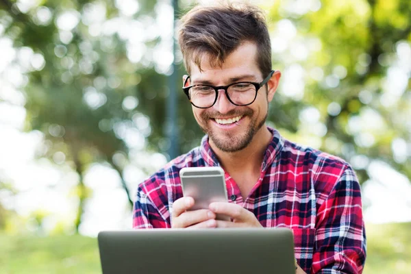 Jovem Usando Conceito Navegação Smartphone — Fotografia de Stock