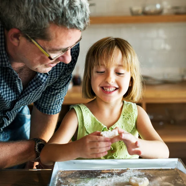 Niña Horneando Con Padre — Foto de Stock