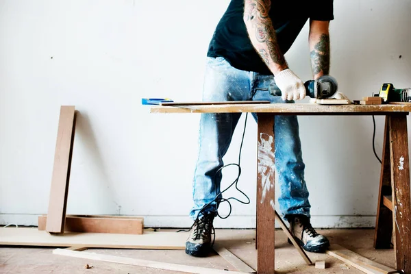 Carpintero Trabajando Con Una Madera —  Fotos de Stock