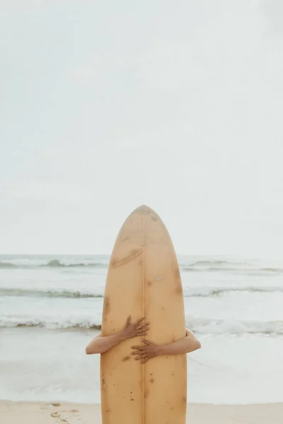 Surfer Przytulający Makietę Deski Surfingowej — Zdjęcie stockowe