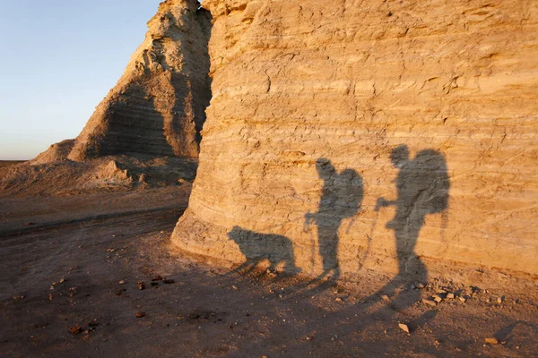 Pár Backpackers Cestování Společně — Stock fotografie