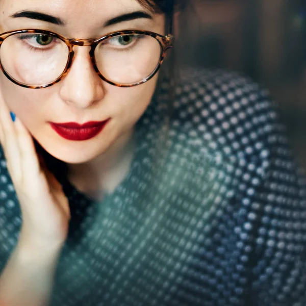 Närbild Tankfull Kvinna Bär Glasögon Porträtt — Stockfoto