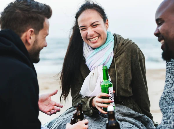 Vänner Som Dricker Stranden — Stockfoto