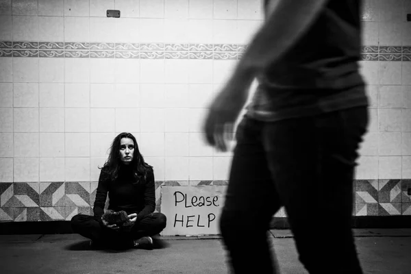 ホームレス乞食女性がお金の寄付をお願いしますサインを助けてください — ストック写真