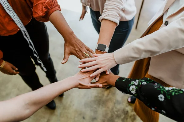 Les Gens Affaires Empilant Les Mains Milieu — Photo