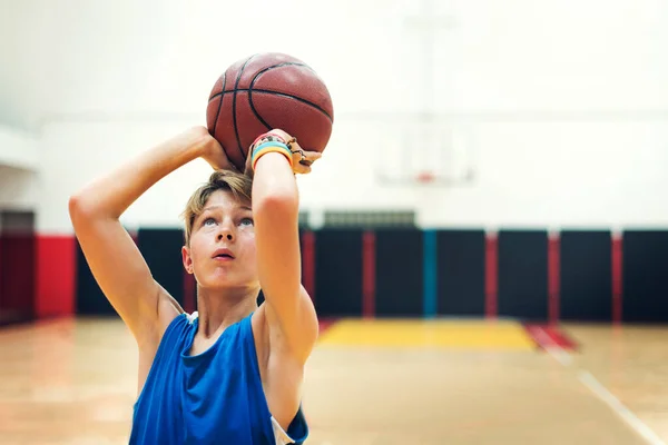 Genç Basketbolcu Atış Yapıyor — Stok fotoğraf