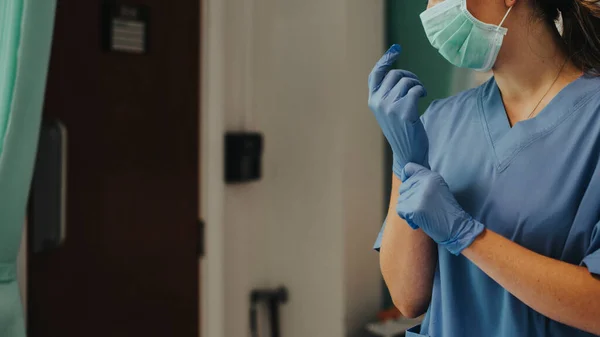 Dokter Trekt Een Handschoen Aan Besmetting Met Het Coronavirus Voorkomen — Stockfoto