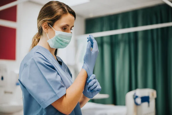 Kvinnlig Sjuksköterska Med Mask Handskar — Stockfoto