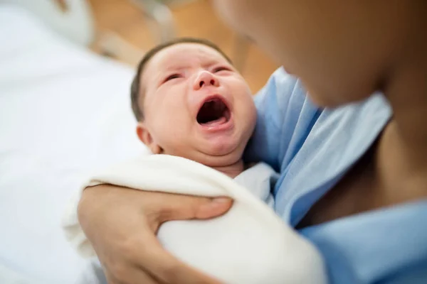 Bebê Recém Nascido Chorando — Fotografia de Stock
