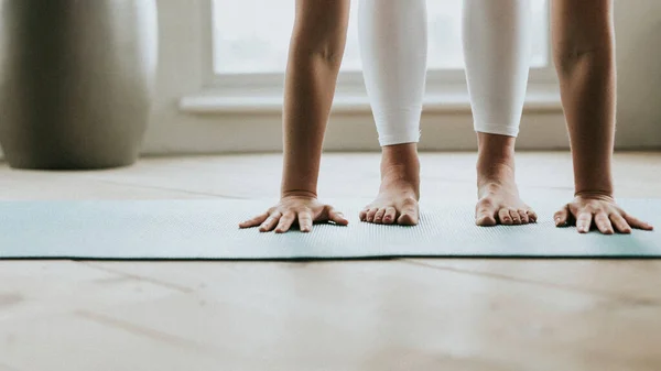 Pada Hastasana Pozunda Sportif Bir Kadın — Stok fotoğraf